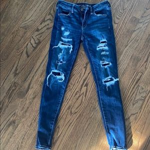 AMERICAN EAGLE RIPPED JEANS